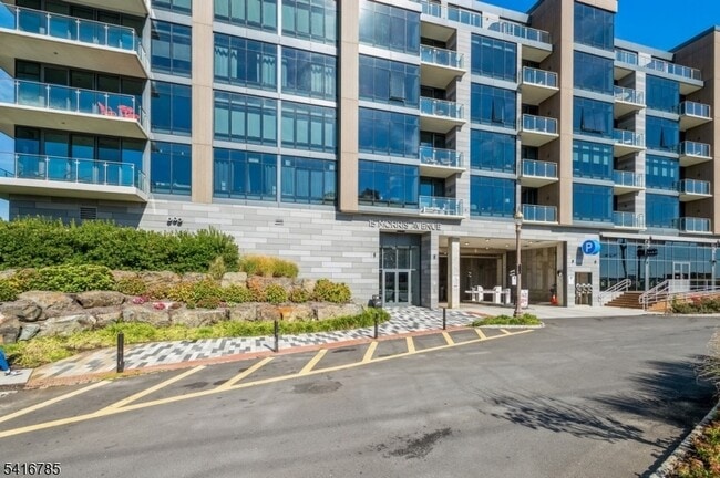 Building Photo - 15 Morris Ave Unit 216