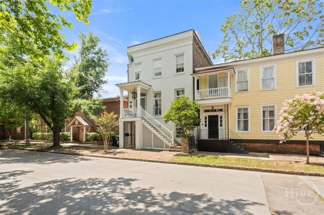 Photo - 205 W Huntingdon St