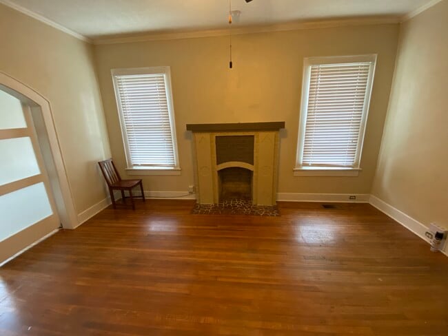 Photo - 156 College St