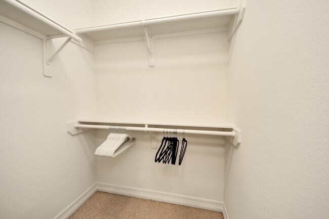 Photo - 825 Rosine St