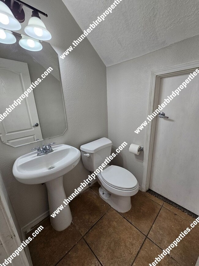 Photo - 4 Bedroom - 2.5 Bathroom - 2 car garage
