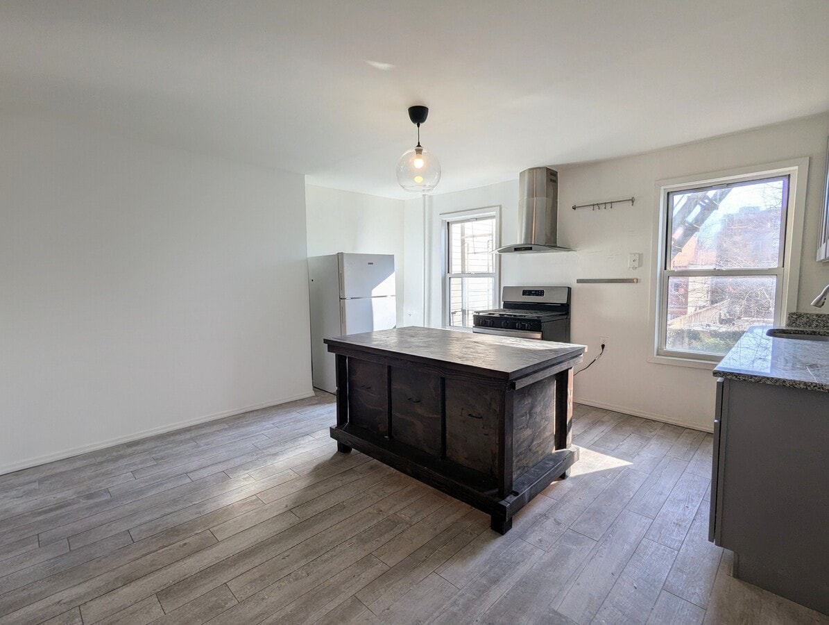 Photo - 133 Dikeman St