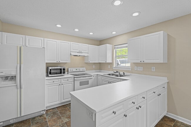 Photo - 118 Saddle Chase Ln