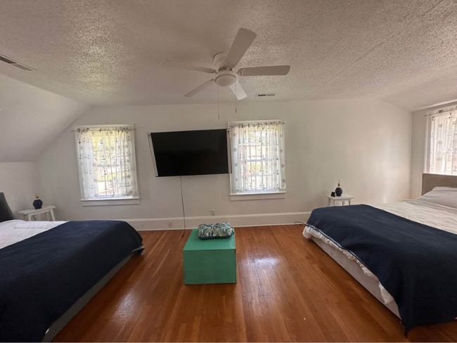 Building Photo - 453 E Main St