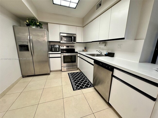 Building Photo - 3600 Mystic Pointe Dr Unit 1510