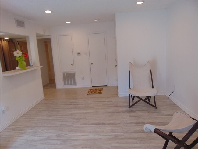 Building Photo - 3220 69th St Unit G1