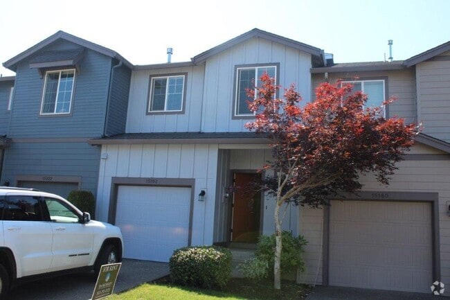 Building Photo - Beautiful 3 Bed/ 2.5 Bath Townhome w/ Gas ...