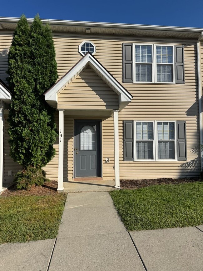 Building Photo - Spacious Townhouse in Bridgewater