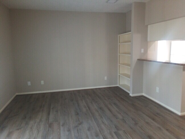 Estanterías en la sala de estar - 7575 Cambridge St Unidad 1003