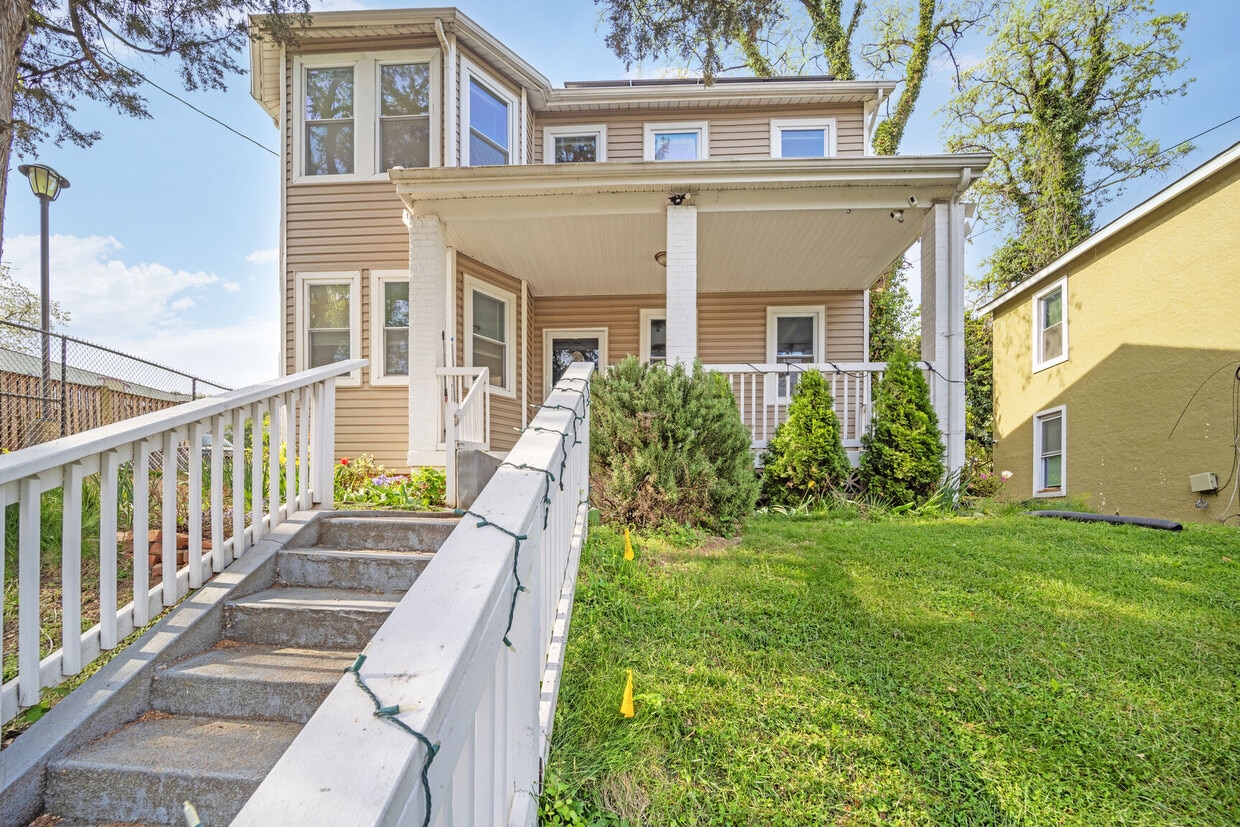 Photo - 1633 W St SE (Washington, DC)