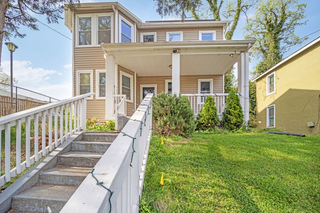 Photo - 1633 W St SE House