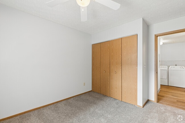 2BR, 1BA - 950SF - Badroom