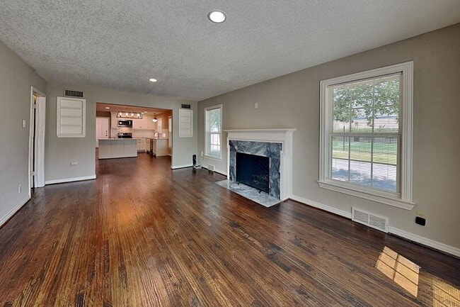 Photo - 4345 Skillman St