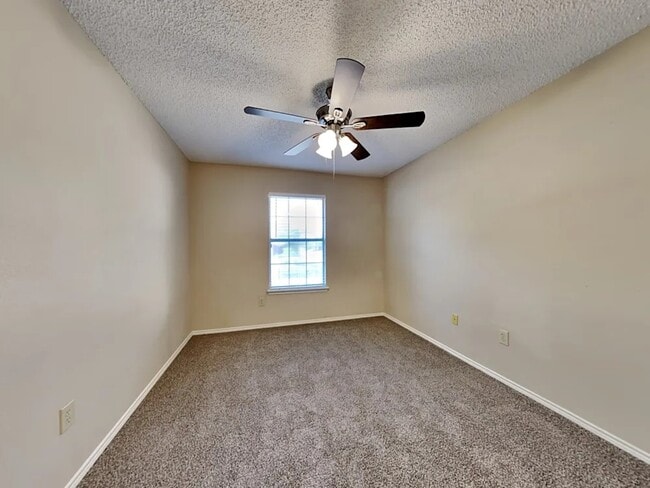 Photo - 923 Teakwood Ln