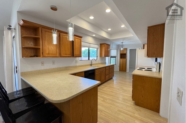 Building Photo - 2Bed/2Bath Home in 55+ Age-Restricted Community in Sun City West!