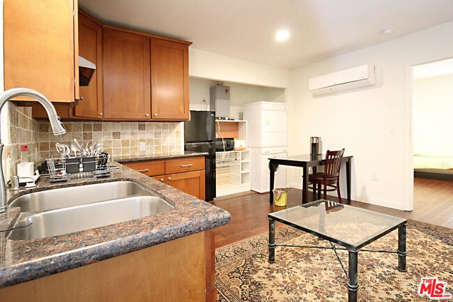 Building Photo - 4848 Oakwood Ave Rental