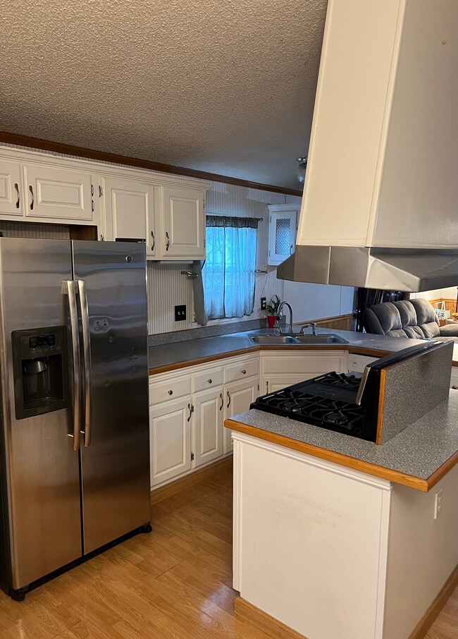 kitchen - 954 N McCue St
