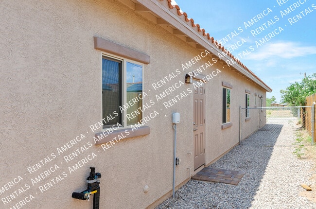 Photo - 820 E 35th St