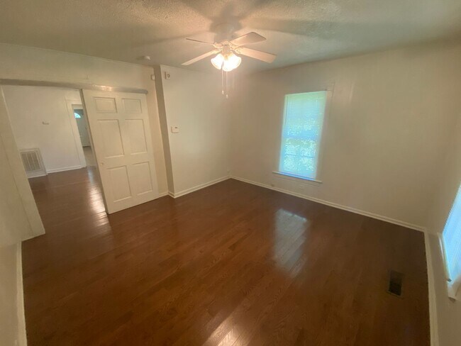 Photo - 1 Br Duplex Near Duke East - Fenced Yd - Huge Kitchen! Unit B