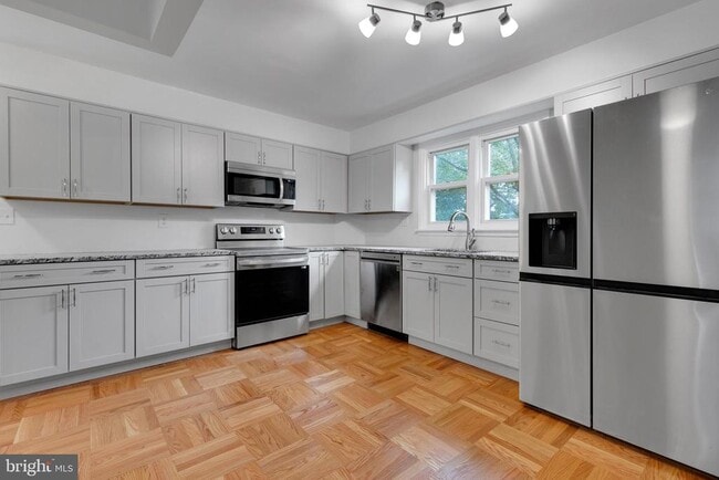 Photo - 999 Netherwood Dr