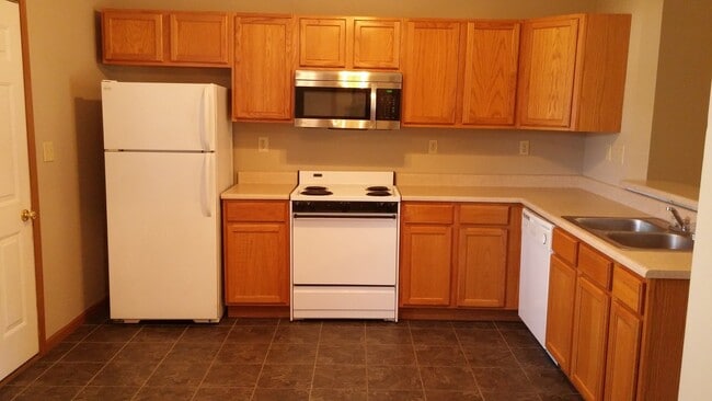 Building Photo - Spacious 2BD 2 BA duplex with 2 Car attached garage. Just a few steps away from everything you need!