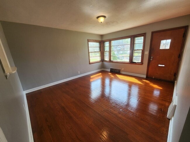 Photo - Nice 2 Bedroom Single House with Garage Available NOW