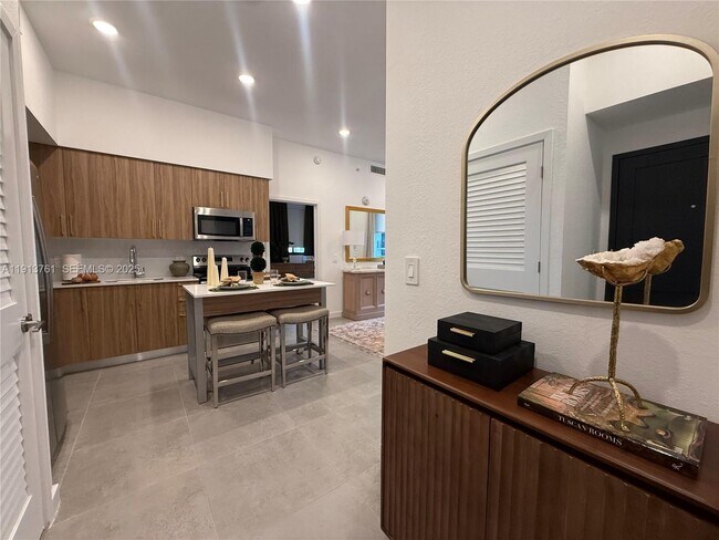 Photo - 2001 Van Buren St Unidad 645