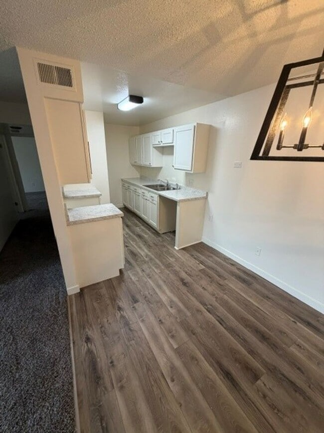 Building Photo - 2 bed/1 bath apartment in Golden Unit J-3