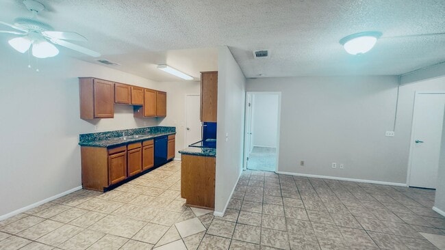 Photo - MOVE IN SPECIAL! Updated 2 Bed/2 Bath Cond... Unidad 1167