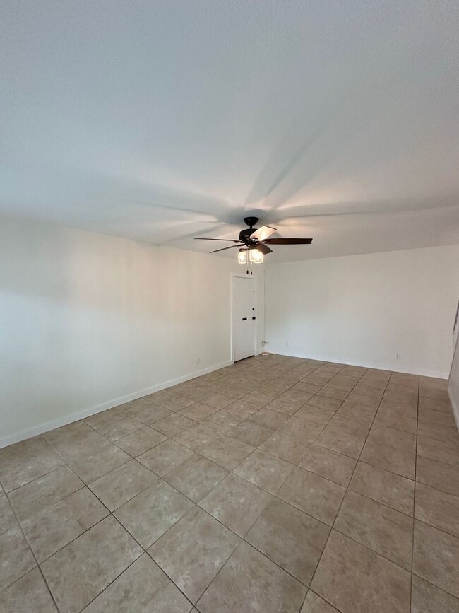 Photo - Anaheim 3 Bedroom 2.5 Bath Townhome - 1 Ca...