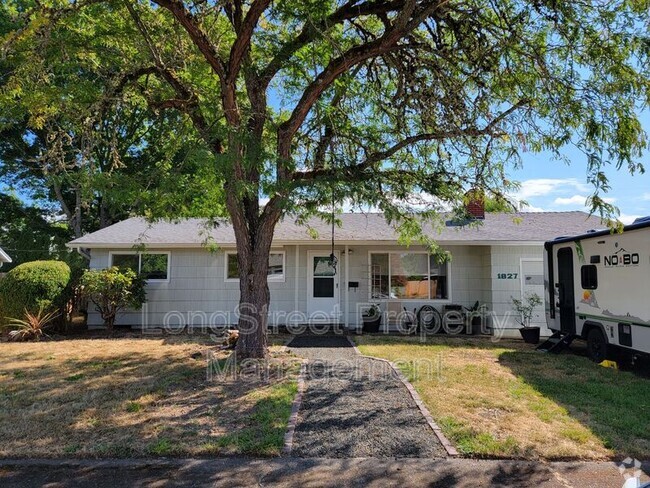 Building Photo - 1827 NW Menlo Dr Rental