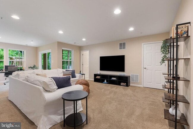 232 Mohegan Dr