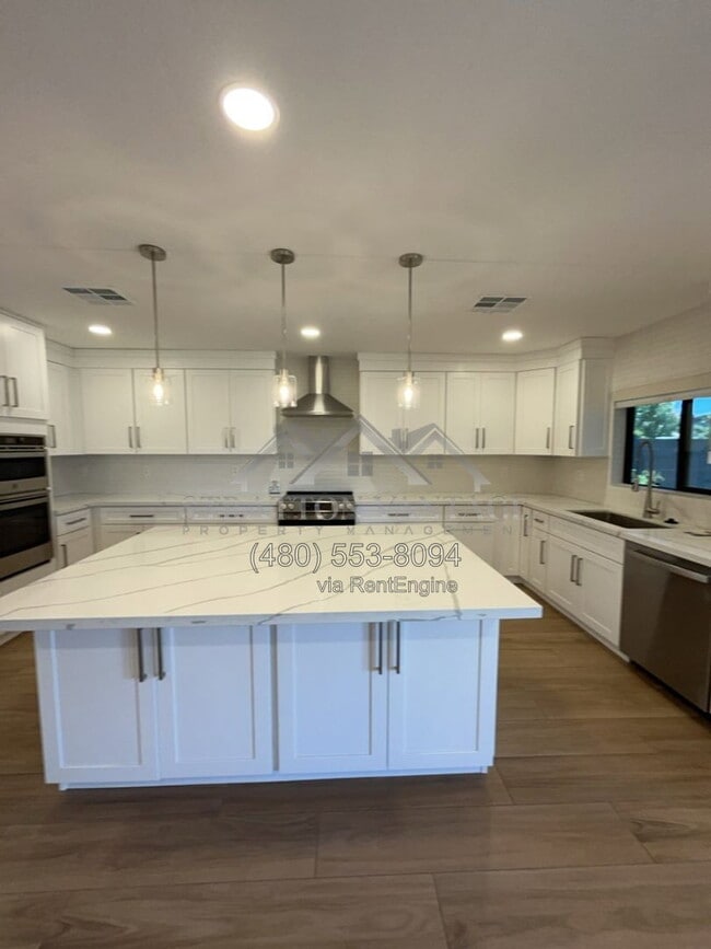 2202 N Los Altos Dr