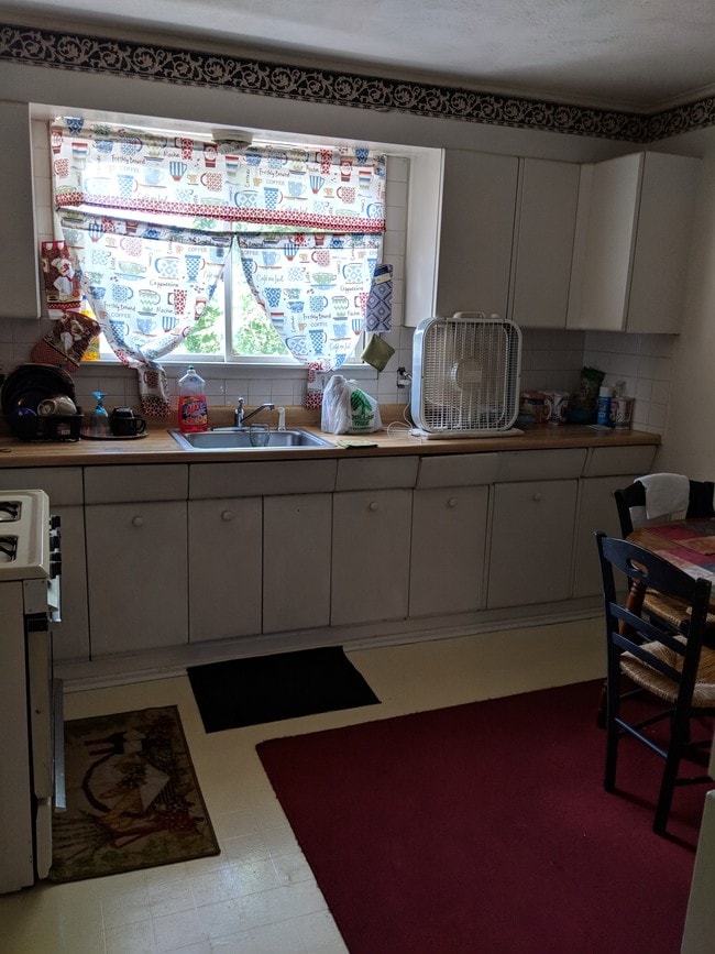 Photo - 410 Douglas St