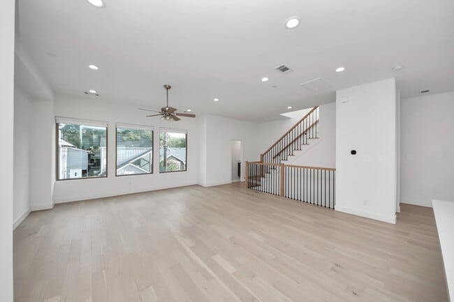 Photo - 615 Oakley St