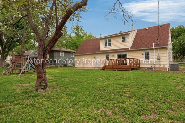 Photo - 4 bedroom 2 bath on quiet street in Briarwood