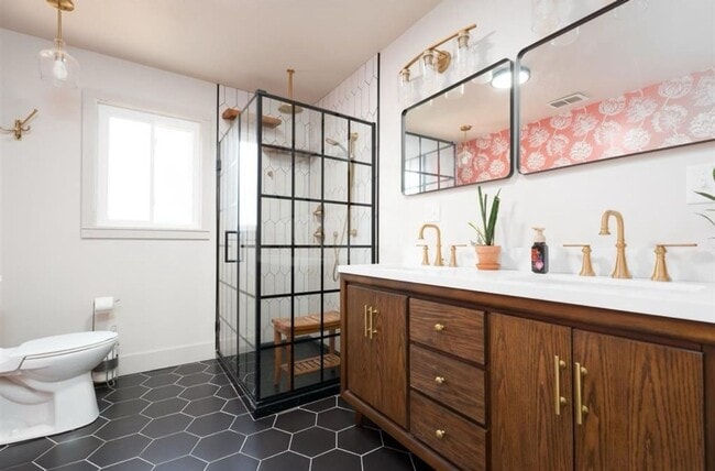 Photo - 2114 Robin Rd