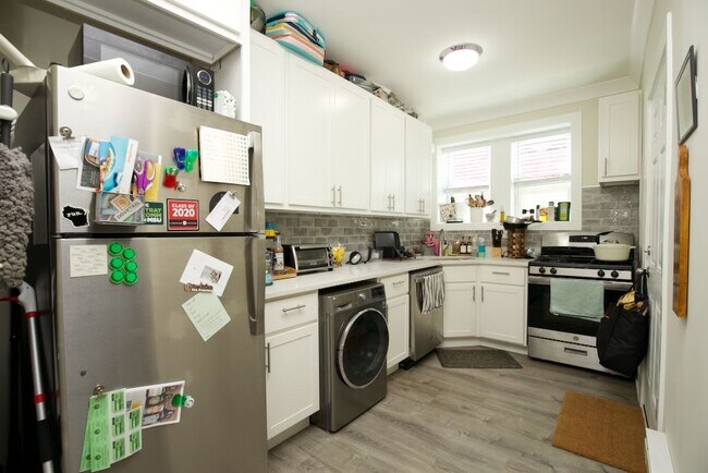 Photo - 3817.5 N Greenview Ave Unit E2