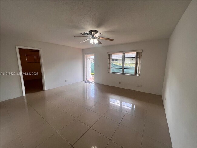 Photo - 5010 SW 26th Ave Unidad 1