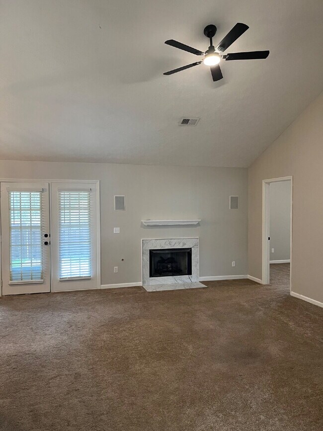 Photo - 135 Lake Chateau Dr