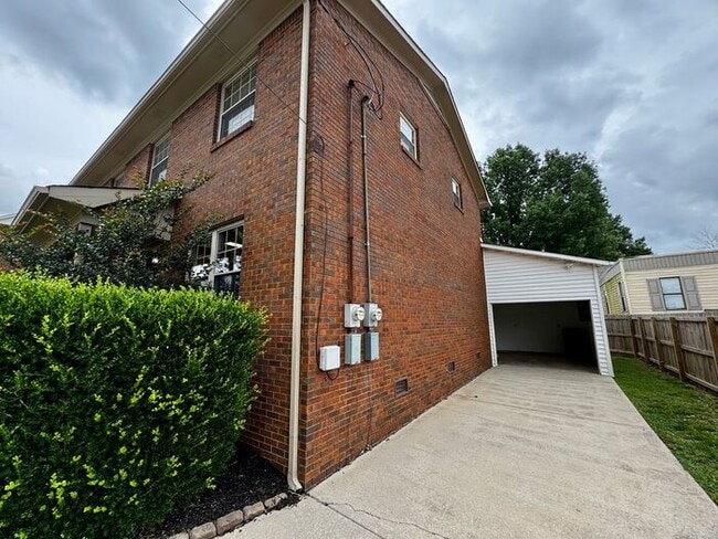 Townhome with attached garage near Tech Corridor and Research Park
