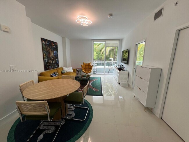 Photo - 2020 Prairie Ave Unidad 205