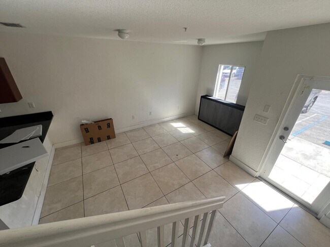 Photo - 875 SW 7th St