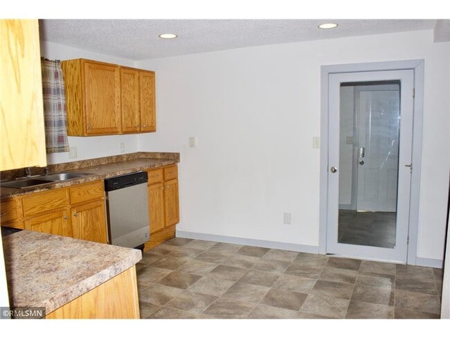 Photo - 215-212 12th Ave N