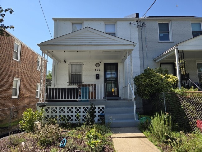 Building Photo - 609 Farragut Pl NE