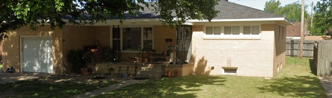 Building Photo - 3 Bedroom, 1 Bathroom House with Attached ...