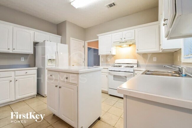 Photo - 821 Charles Hall Dr