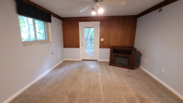 Entrada privada a la terraza y vistas al bosque. - 9362 Woodledge Pt Unidad Lower level apt in private trilevel home