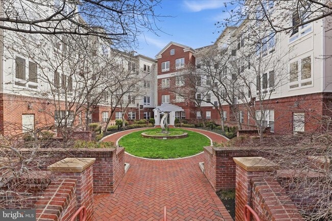 Building Photo - 801 S Greenbrier St Unit 103