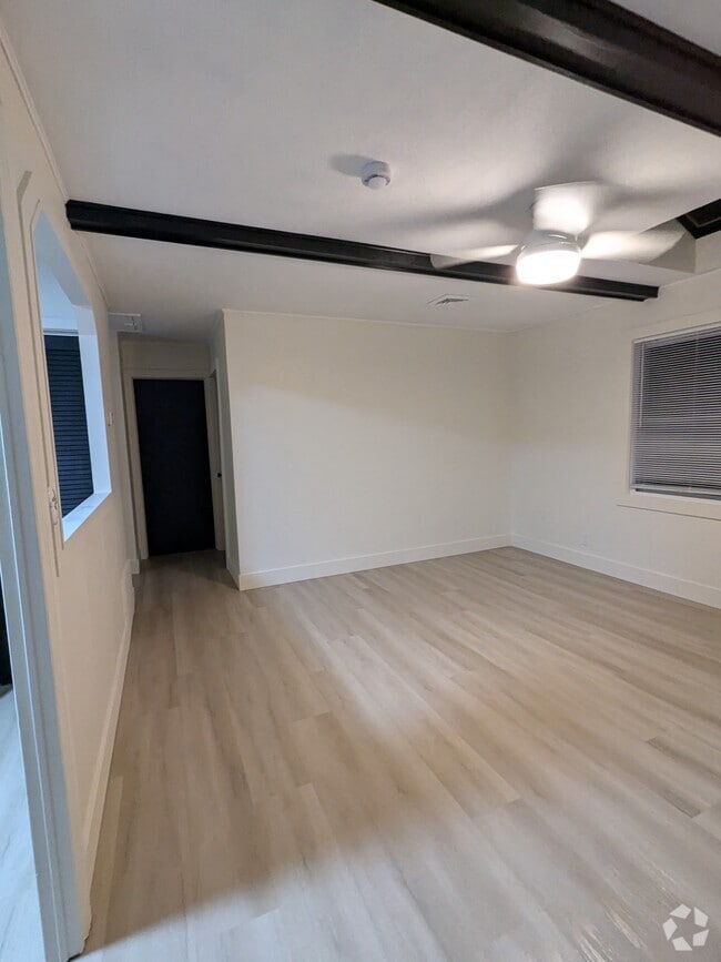 Building Photo - 13 Ludlow Rd Unit B Rental